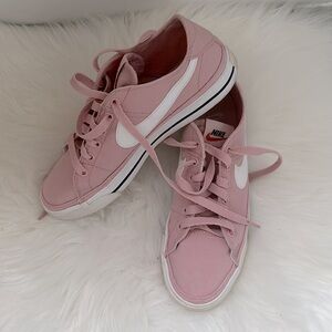 Women’s Sz 7 pink Nikes
